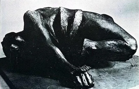 Identidad — Figura arrodillada